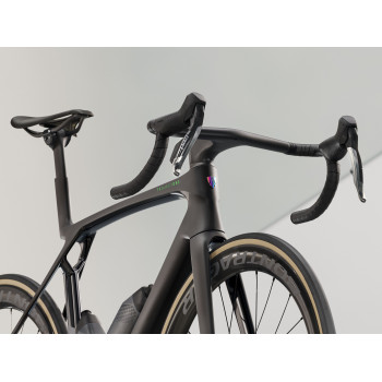 Madone SLR 9 AXS Gen 8 Matte Carbon Smoke/Prismatic Pearl