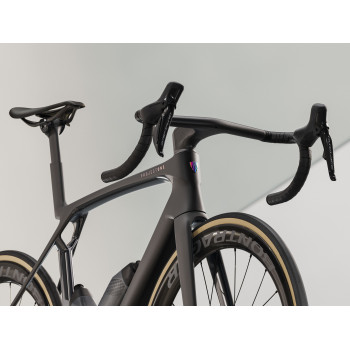 Madone SLR 9 Gen 8 Matte Carbon Smoke/Prismatic Pearl