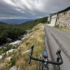 🚴‍♂️🥾 Potulky po Tatrách 🥾🚴‍♀️

Tatry – miesto, kde sa stretáva krása prírody s náročnými cyklotrasami a úžasnými turistickými chodníkmi. Tento víkend som sa vydal na potulky po našich veľhorách, kde som striedal bicykel s túrami a užil si každý moment. Strmé stúpania, dychberúce výhľady a čistý horský vzduch robia z týchto dobrodružstiev skutočný zážitok!

Navštívte nás v Dolomity Bike Nitra, kde vám radi pomôžeme s výberom bicykla aj výbavy na vaše horské dobrodružstvá, či už na dvoch kolesách alebo pešo!

🌐 www.dolomitybike.sk

#DolomityBikeNitra #Tatry #Cyklistika #Túry #PotulkyPoTatrách #HorskéDobrodružstvo #Nitra #CyklistickýObchod #Eshop #RadosťZJazdy