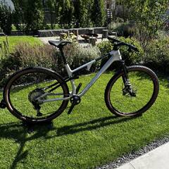 AMS ZERO99 C:68X RACE SILVER´N´BLACK 2023
Rychla XC raketa 🚀🚴 veľkost L skladom na predajni #cubeams #shimanoxt #foxsuspension #newmencomponents #schwalbetires